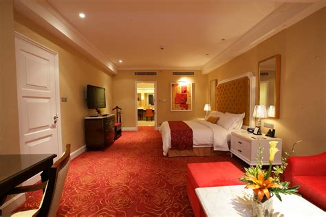 Maxims Hotel at Resorts World Manila: The Only Six .
